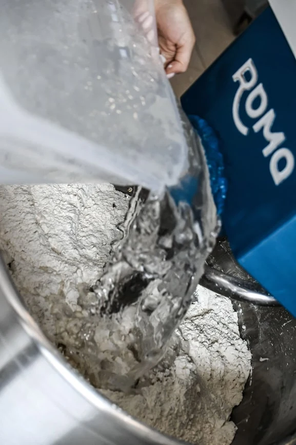 Eau versée sur la farine dans la cuve Roma