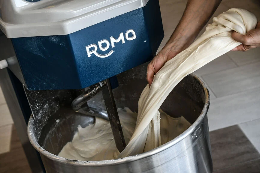 Impasto steso a mano sopra la vasca Roma