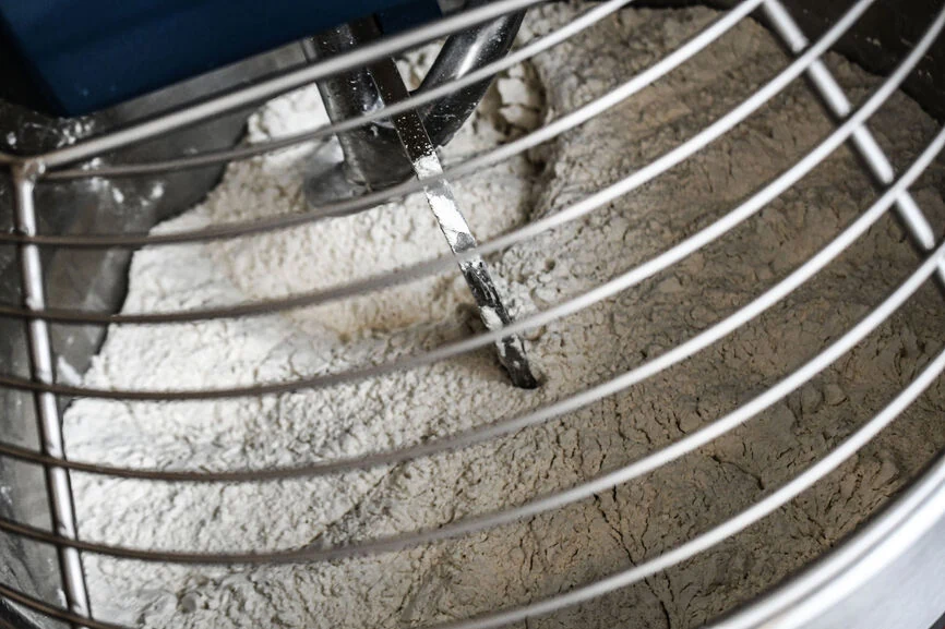 Farine dans la cuve derrière la grille de protection