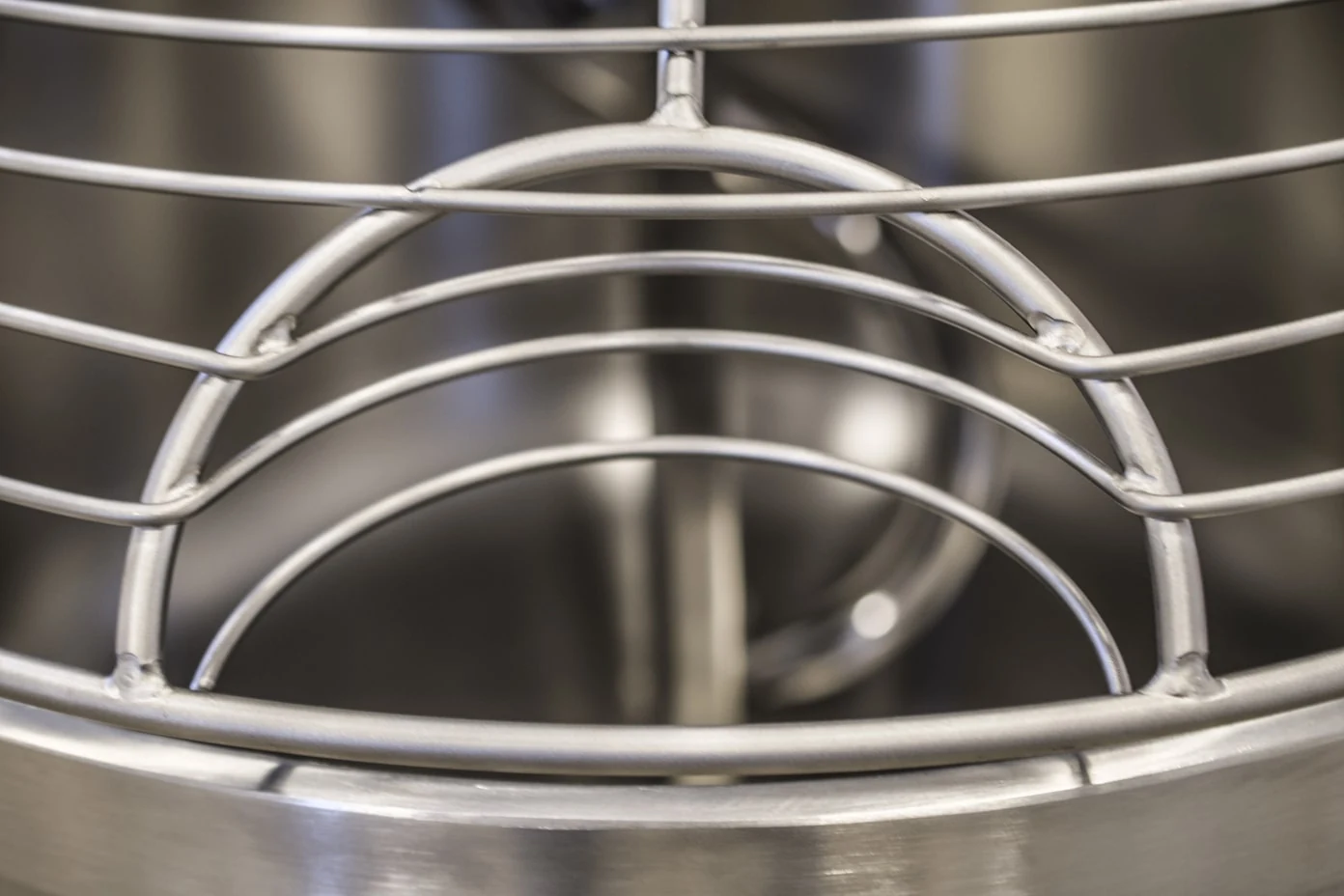 Ouverture dans la grille de protection de la cuve