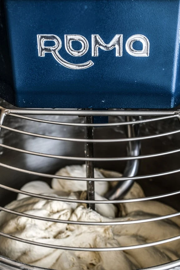 Vue de face du Roma avec de la pâte dans la cuve