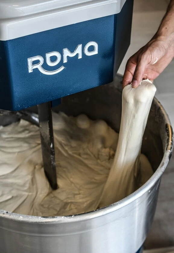 Contrôle manuel de l'élasticité de la pâte dans un pétrin Roma