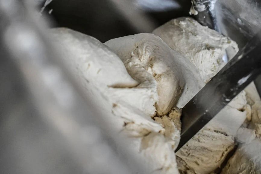 Gros plan sur la pâte pendant le pétrissage