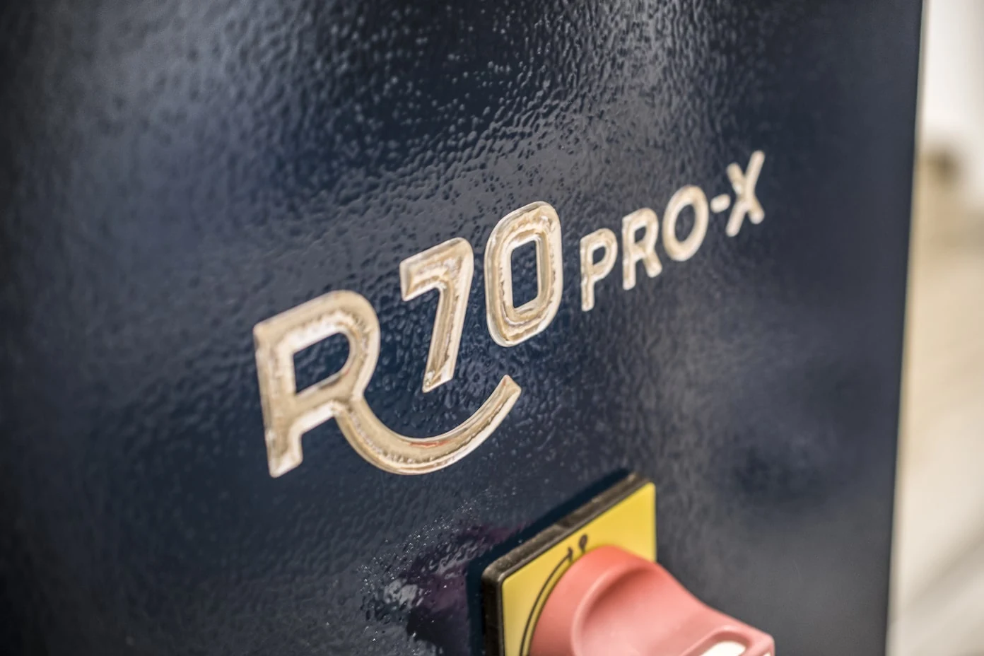 Marquage R70 Pro X sur le châssis bleu de la machine