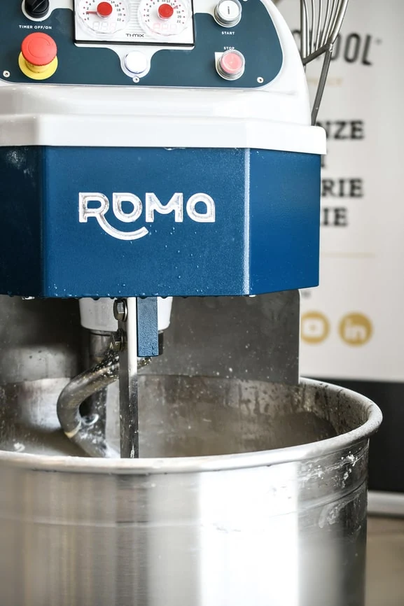 Pétrin Roma Pro 50 kg en train de pétrir la pâte