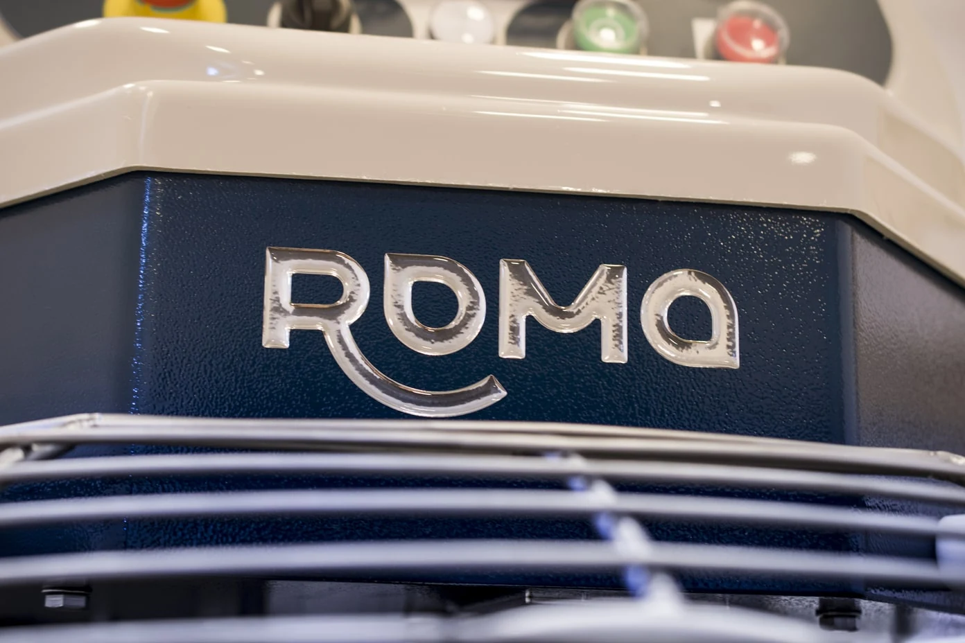 Logo Roma sur la façade, au-dessus de la grille de protection