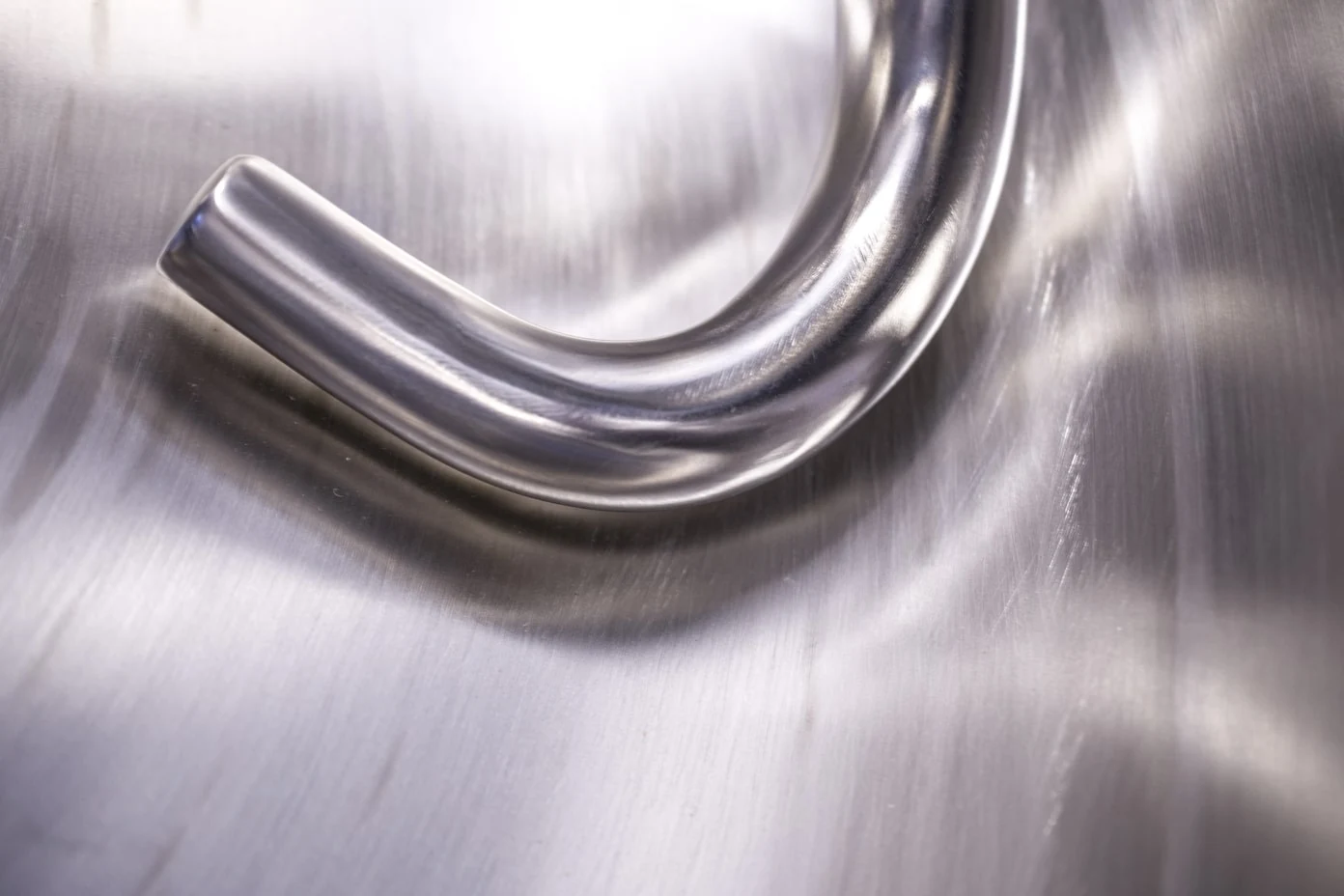 Gros plan sur la spirale en acier inoxydable dans la cuve