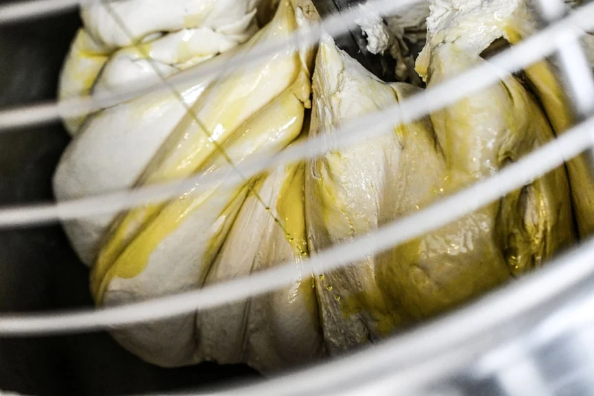 Ajout d'huile à la pâte dans la cuve